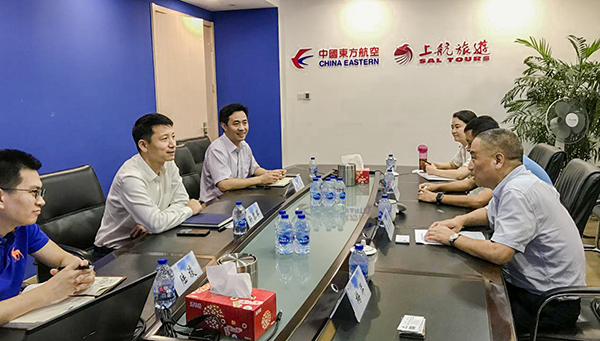 7月9日，集團公司董事長李漢東、副總經(jīng)理龔勇一行前往上航假期國際旅行社總部，拜訪上航假期總經(jīng)理靳黎軍，雙方就下一步開展更加深入的合作進行了洽談。市場營銷部、經(jīng)營管理部相關(guān)負責(zé)人陪同參加。.png